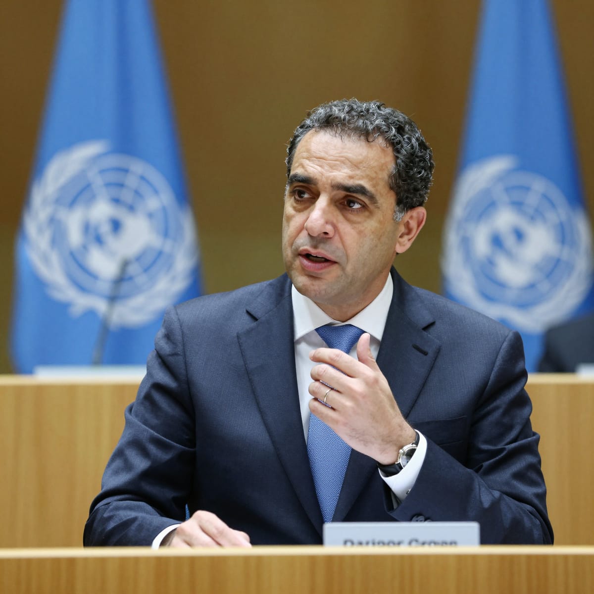 Rafael Grossi i samtale under en internasjonal konferanse.